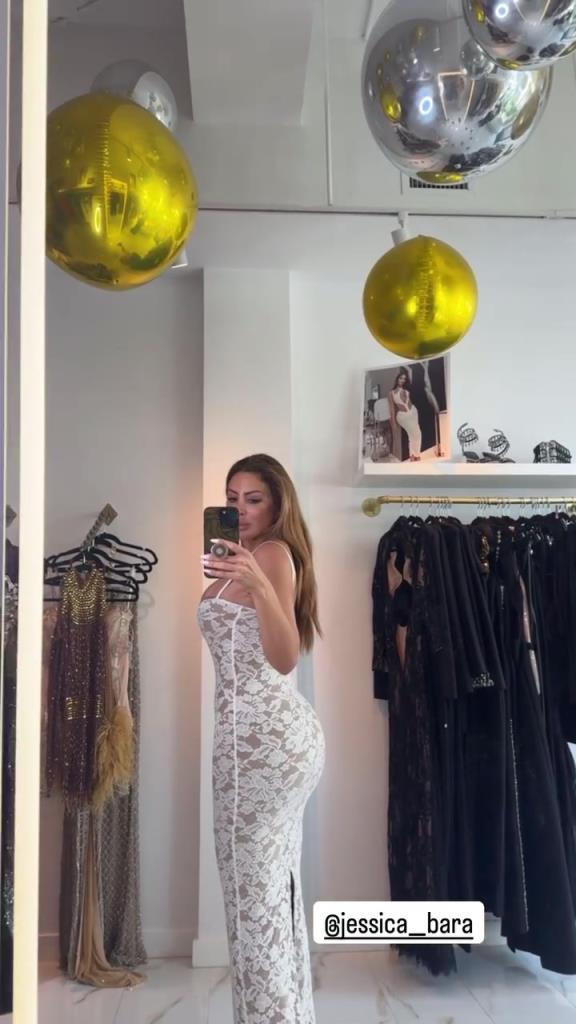 徐娘半老！皮蓬前妻穿吊帶裙自拍，這身材也太炸裂了！