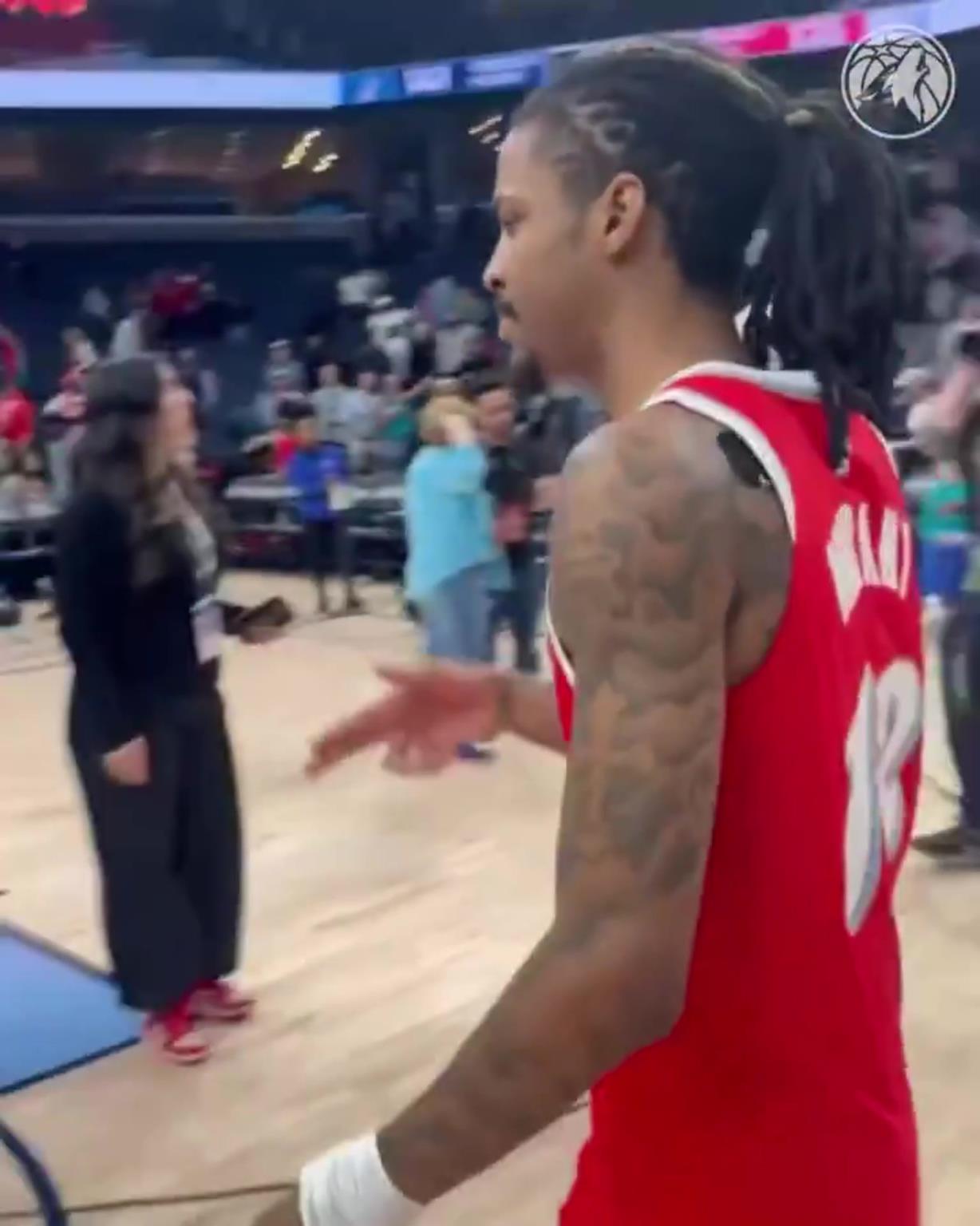 笑死！莫蘭特賽后與華子握手，竟然也是比出“手槍”的手勢(shì)