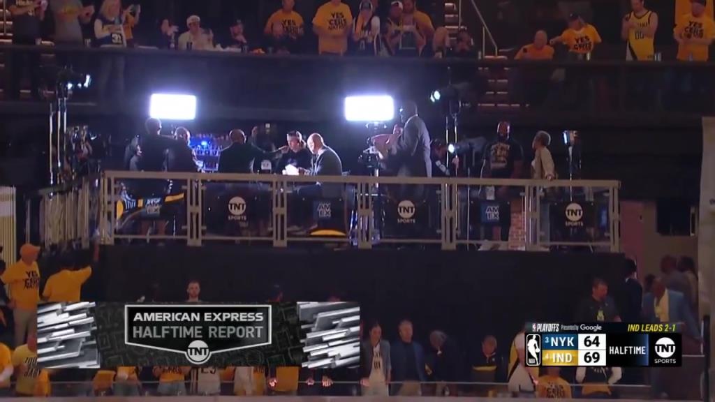 ??？轉(zhuǎn)播鏡頭給到解說(shuō)看臺(tái)，奧尼爾居然抱著一個(gè)人在彎舉