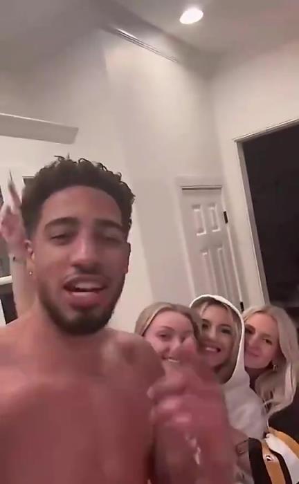 今日怒砍歷史級(jí)三雙！哈利此前光著膀子與三位金發(fā)美女同框