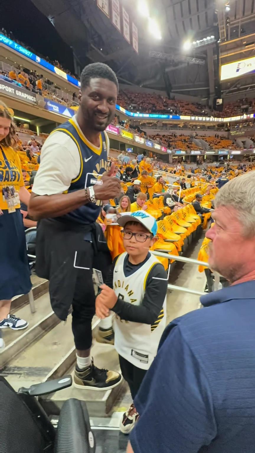 現(xiàn)在真成高圓圓了！步行者名宿希伯特現(xiàn)身主場(chǎng)給小球迷簽名