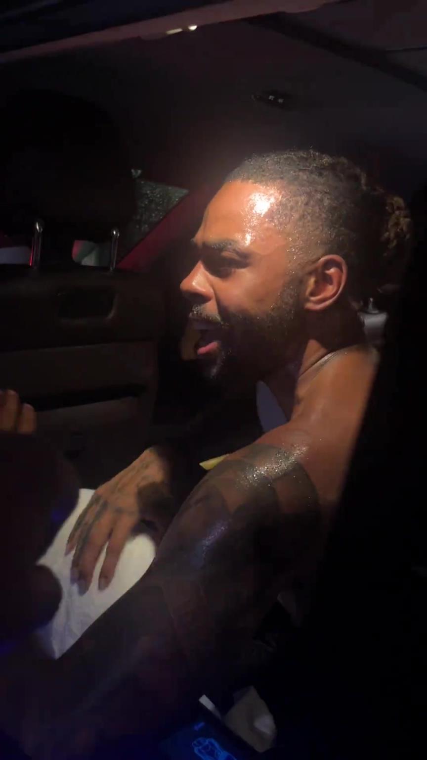 太熱情了！拉塞爾中國行坐車離開球迷們被團團圍住