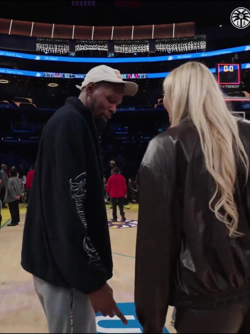 小帥這氣質(zhì)！杜蘭特與庫里教妹布林克擁抱，眼睛好像一直偷瞟布林克大長腿