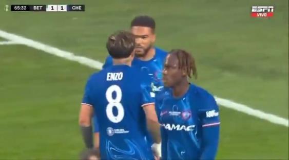 繼續(xù)干！恩佐進球后給了詹姆斯一巴掌，兩人頂頭互相打氣