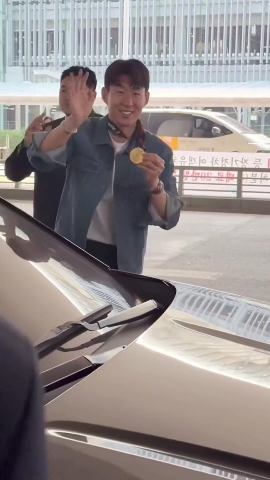 衣錦還鄉(xiāng)！孫興慜返回韓國，眾多女球迷讓其把歐聯(lián)獎牌戴上