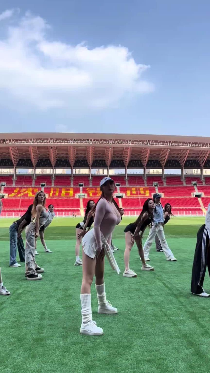 好看！在彩排的遼寧鐵人啦啦隊小姐姐們