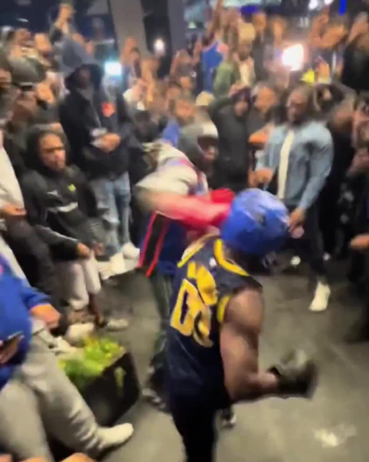 這不比場上好看？尼克斯&步行者球迷賽后直接1v1拳擊