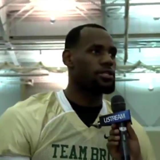 哥兩個(gè)還會這個(gè)??？11年NBA停擺期間老詹和阿杜組隊(duì)玩橄欖球