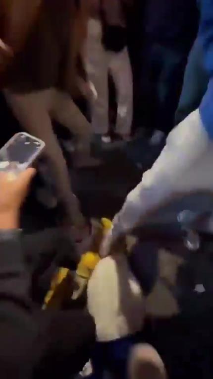 驚！尼克斯大勝步行者后，哈利伯頓遭主場球迷群毆