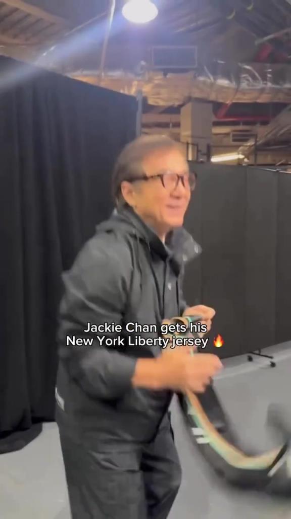 肌肉記憶！成龍這幾下空氣運球像是進(jìn)了家具城