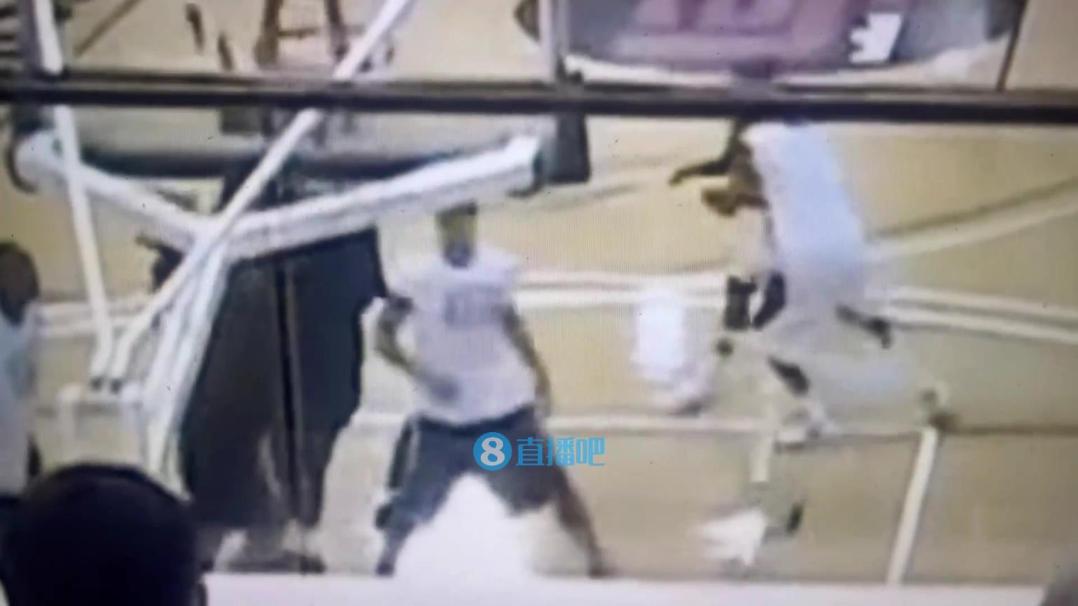 引熱議！美媒翻舊賬：當(dāng)年詹姆斯被大學(xué)生隔扣，耐克沒收了錄像帶