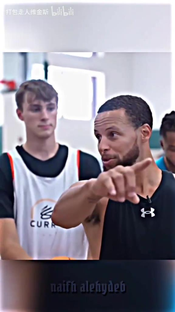 庫里：其實這個暴扣是我教的！當(dāng)弗拉格出現(xiàn)在庫里的訓(xùn)練營！