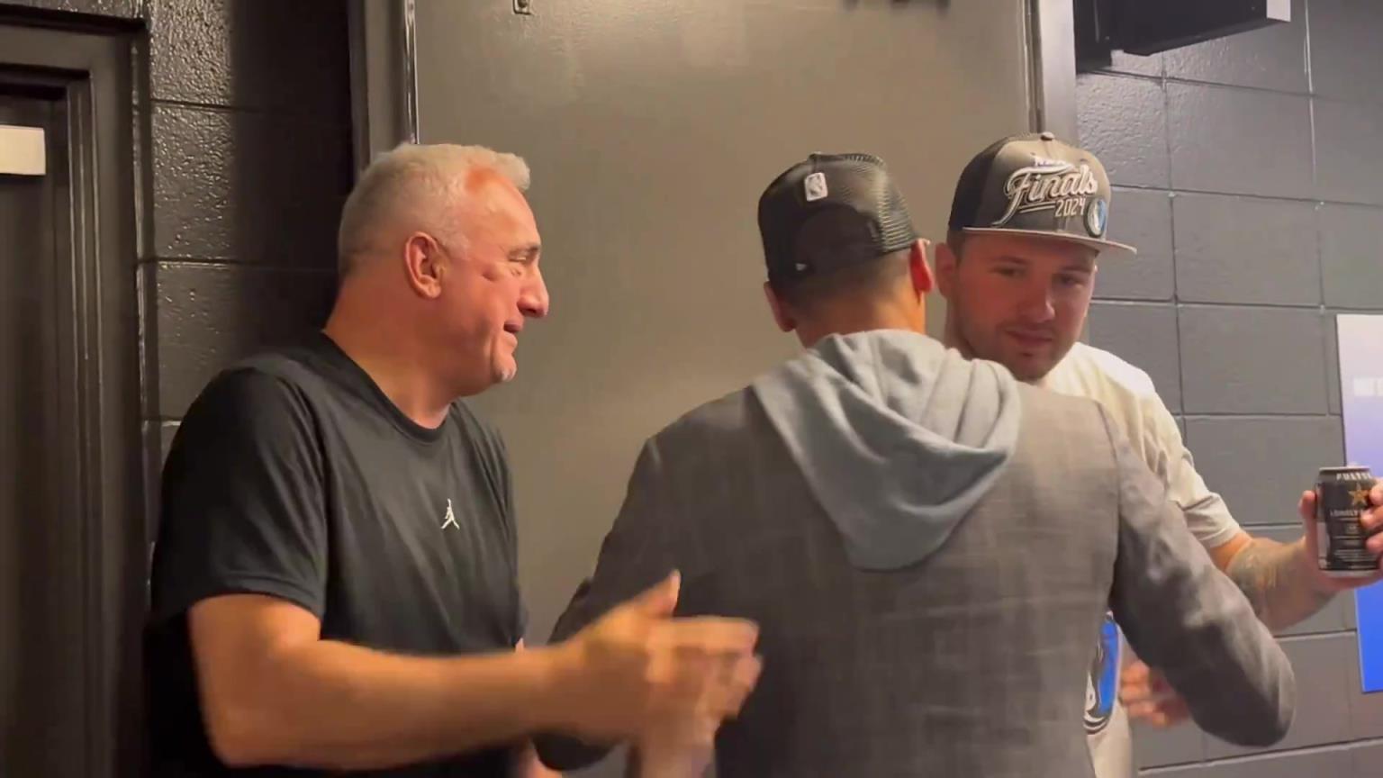 去年的今天，東契奇率隊殺入總決賽，賽后喝啤酒被芬利沒收