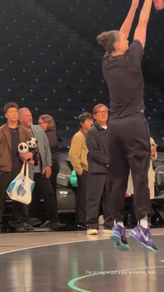 71歲成龍現(xiàn)身巴克萊中心看女籃比賽：她們投籃怎么那么準(zhǔn)?。。?>
                                <div   id=