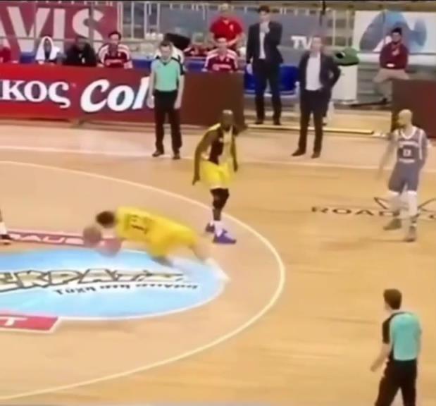 下地真快！搶斷這哥們兒多少是有點門將基礎(chǔ)